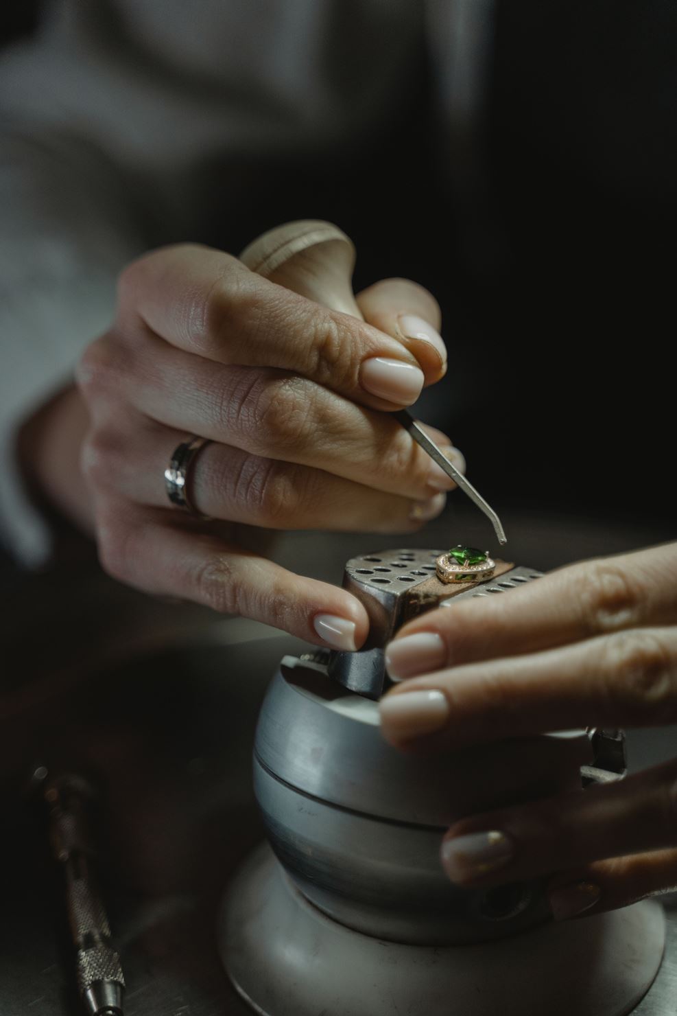 Goldene Ringe in der Manufaktur – Design, Produktion und Handel im Geschäftsfeld Gold und Schmuck